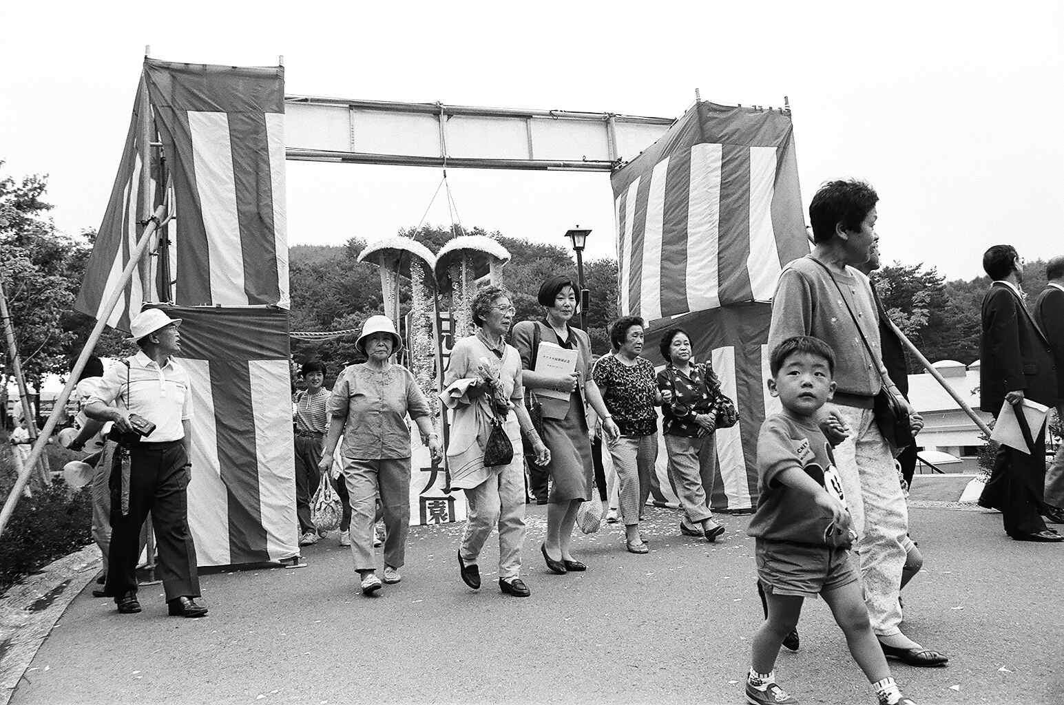 オープンしたアフリカ園に向かう人たち(平成3年7月26日)